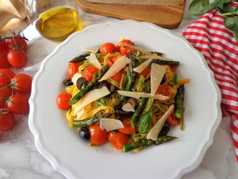 Makaron paglia e fieno z pieczonymi szparagami, pomidorkami i czarnymi oliwkami (Pasta paglia e fieno con asparagi, pomodorini e