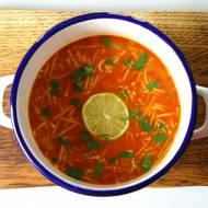 Sopa de fideos. Meksykańska zupa makaronowa z pomidorami.