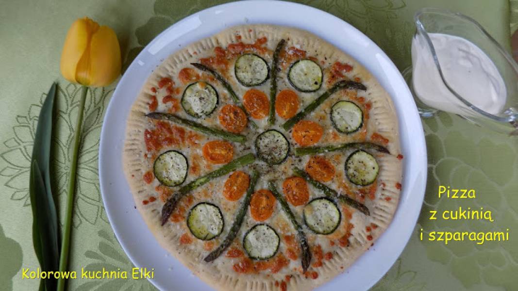 Pizza z cukinią i szparagami