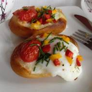 Zapiekane bułeczki z jajkiem, pomidorem i papryką