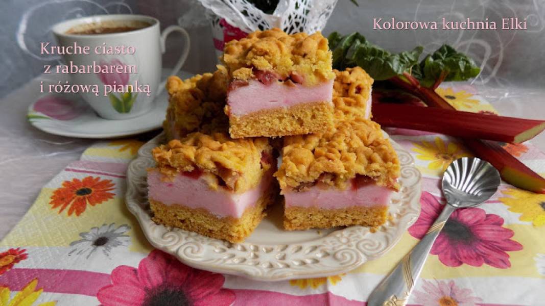 Kruche ciasto z rabarbarem i różową pianką