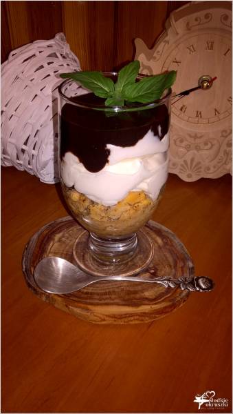 Kremowy deser z amaretto warstwą kawową i czekoladą