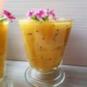 Zdrowy koktajl z mango, bananem i kiwi