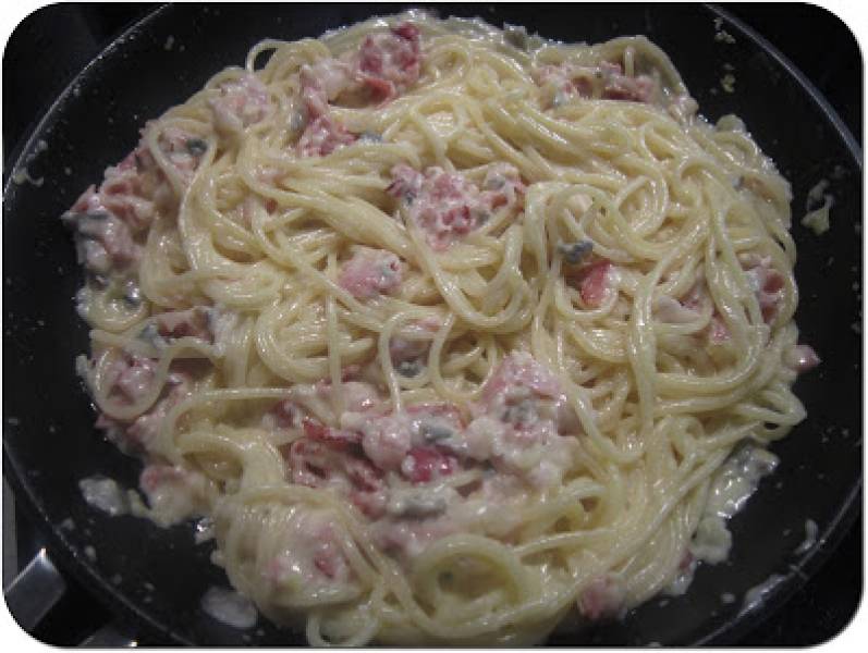 Spaghetti z serem pleśniowym i szynką szwarcwaldzką
