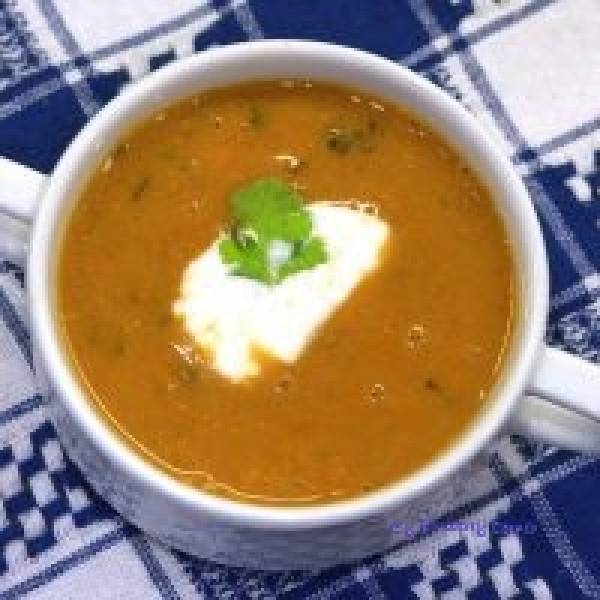 Wegańska zupa z czerwonej soczewicy