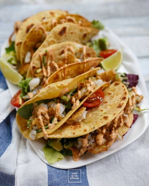Tacos z białą rybą, salsą z awokado i sałatą