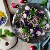 Wiosenna sałatka z ziemniaków truflowych i mięty z czarną quinoą i lokalnymi dodatkami