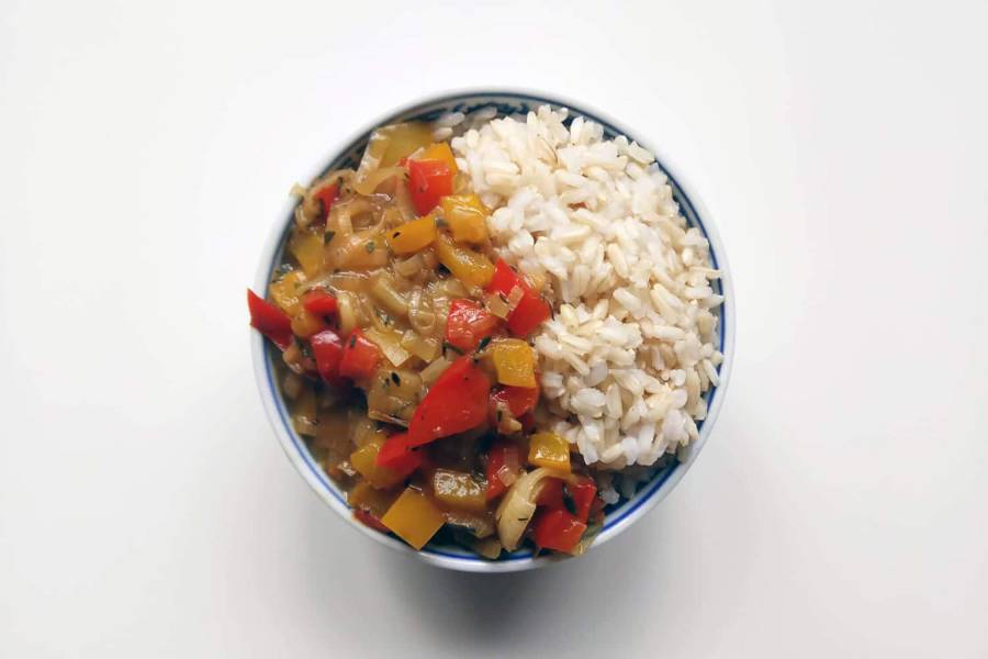 Brązowy ryż z porem i papryką
