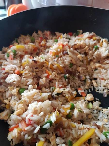 Ryż z warzywami z patelni z kawałkami kurczaka