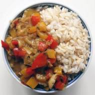Brązowy ryż z porem i papryką