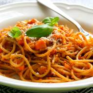 Wegańskie spaghetti „bolognese”, czyli makaron z sosem pomidorowym z czerwoną soczewicą