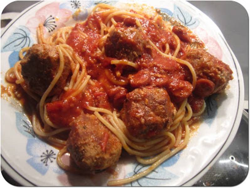 Spaghetti z klopsikami w sosie pomidorowym z 