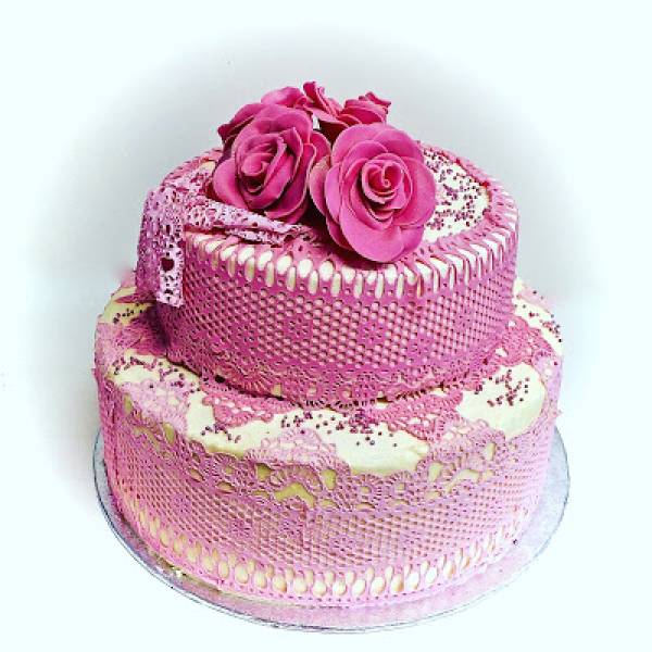 Różowy tort koronkowy