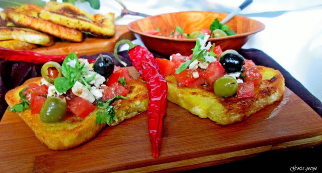 Tosty francuskie z salsą pomidorową, oliwkami i fetą
