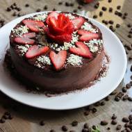 Tort czekoladowo-truskawkowy