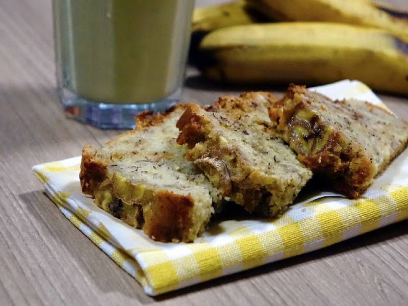 Chleb bananowy z orzechami laskowymi i czekoladą (banana bread)