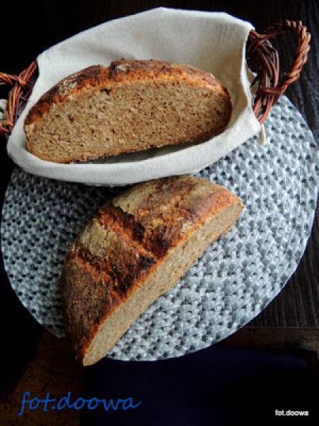 Chleb na zakwasie z dzikich drożdży: śliwek, rodzynków i kminku