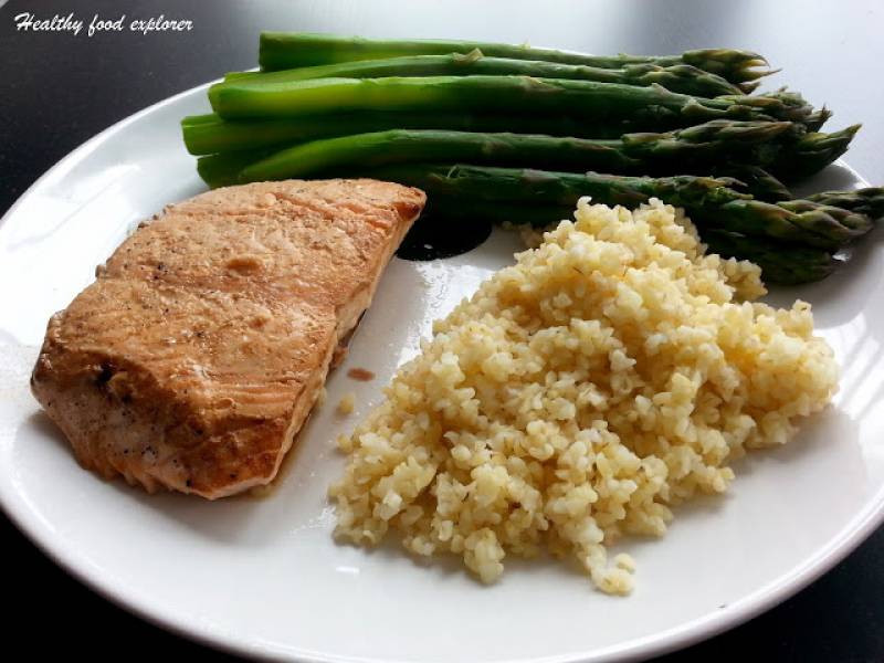 Łosoś ze szparagami i kaszą bulgur