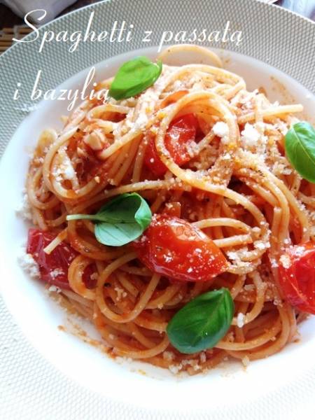 Spaghetti z passatą i bazylią