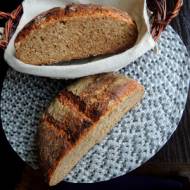 Chleb na zakwasie z dzikich drożdży: śliwek, rodzynków i kminku