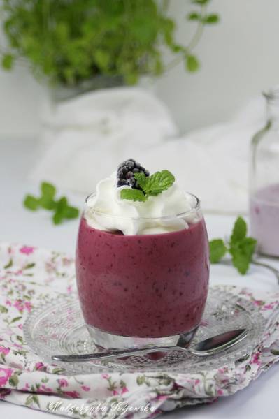 Lodowy deser jogurtowy z jeżynami - jak wykorzystać mrożone owoce?