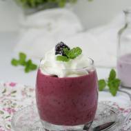 Lodowy deser jogurtowy z jeżynami - jak wykorzystać mrożone owoce?