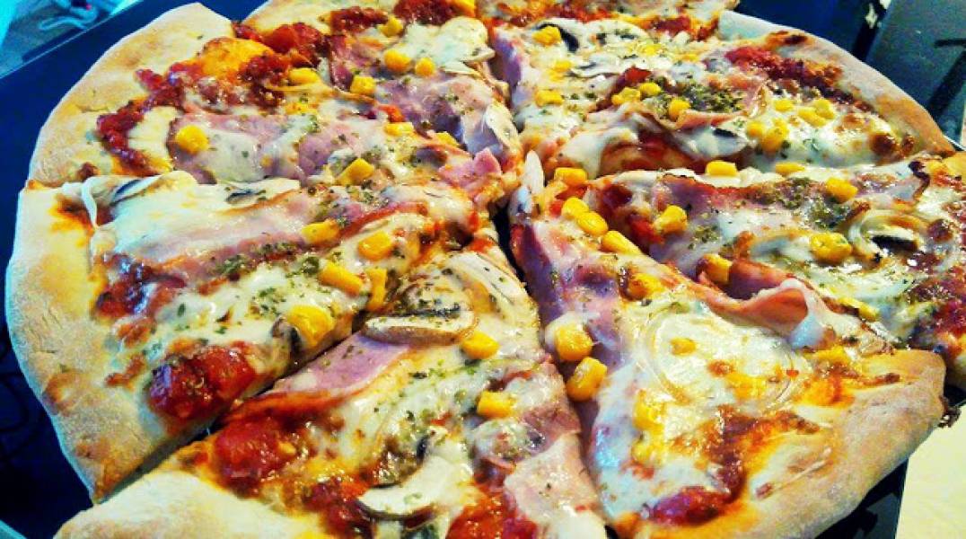 Recepta na  pizzę jak z pizzerii: idealne ciasto i sos pomidorowy