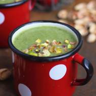 Zupa z zielonych warzyw z pistacjami