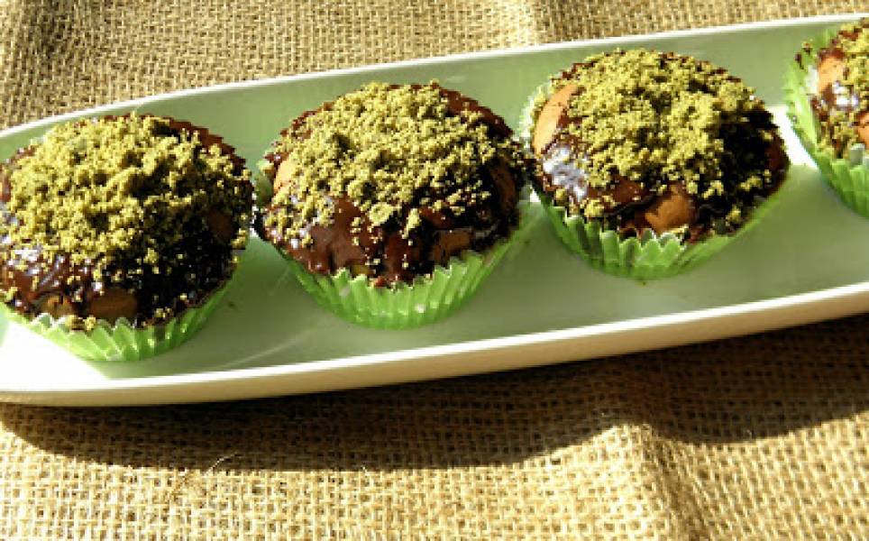 Czekoladowe muffinki z zieloną posypką.