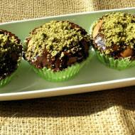 Czekoladowe muffinki z zieloną posypką.