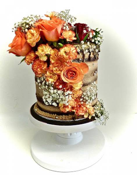 Tort z ukrytym piętrem i żywymi kwiatami