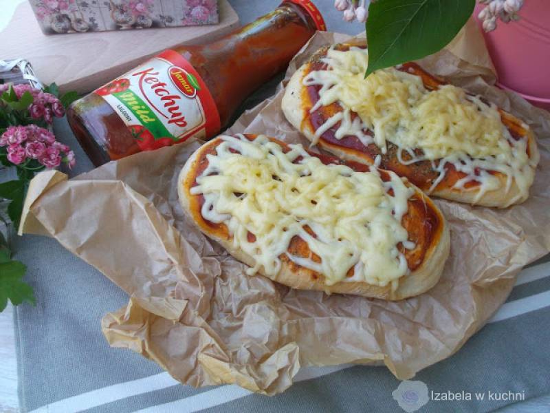 Drożdżowe placki z ketchupem i serem żółtym.