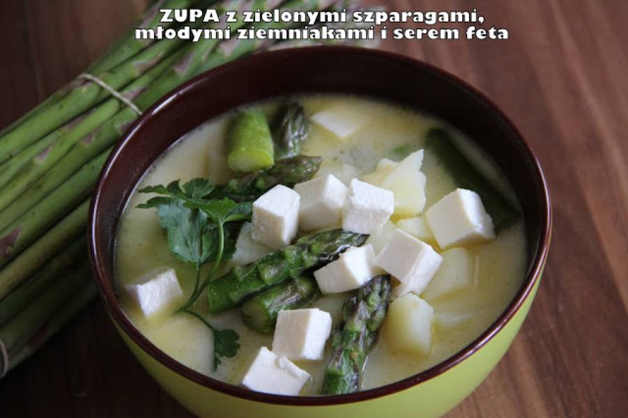Zupa z zielonymi szparagami, młodymi ziemniakami i serem feta