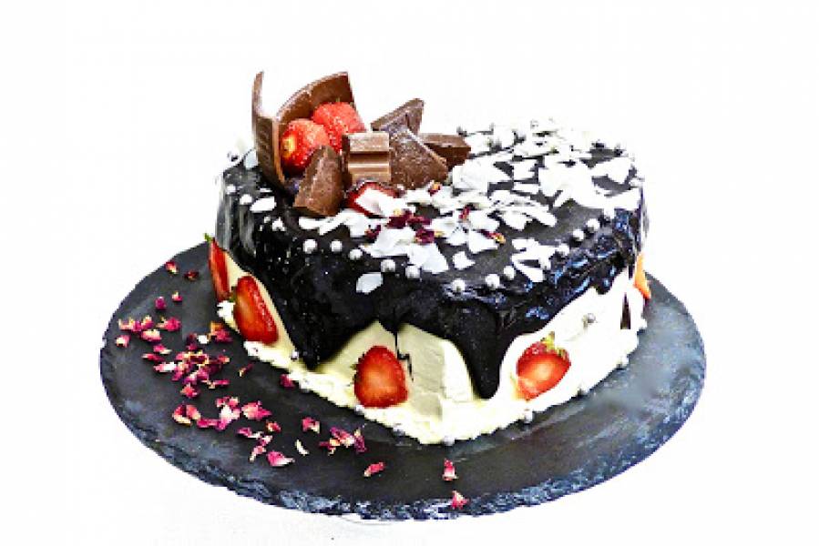 Malinowy tort z glazurą czekoladową