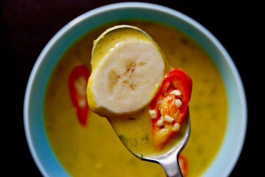 Słodko - pikantna zupa krem z bananów z curry