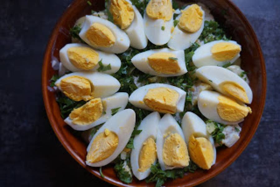 Sałatka ziemniaczana z jajkami w maślankowym sosie – świetna do grilla