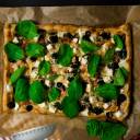 Tarta na cieście francuskim ze szpinakiem, bakłażanem, serem feta i oliwkami
