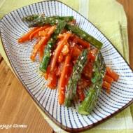 Szparagi z marchewką i sezamem, podsmażane na patelni