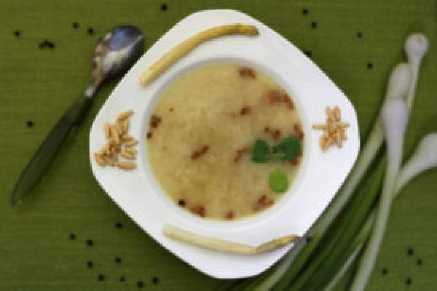 Biała zupa szparagowa z serem parmezan