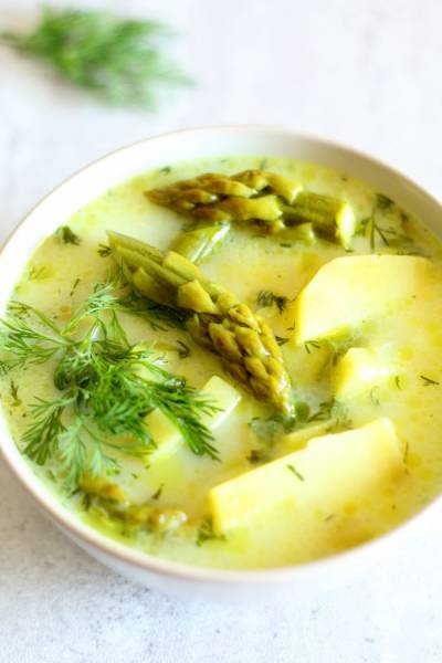 Zupa ze szparagami, ziemniakami i koperkiem