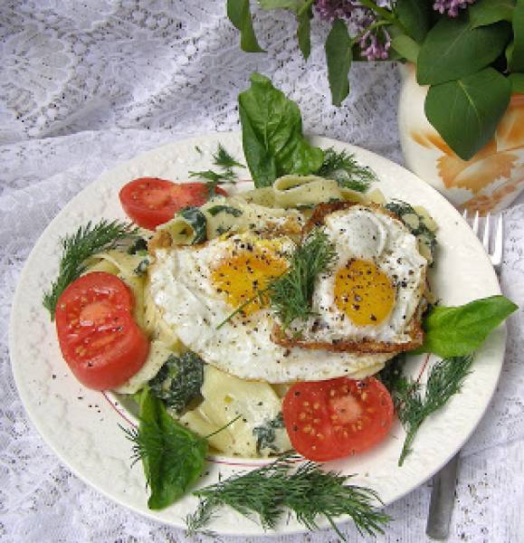 makaron parppadelle ze szpinakiem, mascarpone i jajkami sadzonymi...