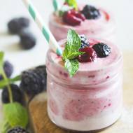 Miętowy jogurt z owocami