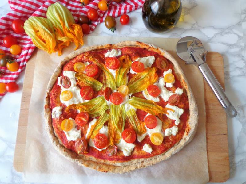 Razowa pizza z ricottą, pomidorkami i kwiatami cukinii (Pizza integrale con ricotta, pomodorini e fiori di zucca)