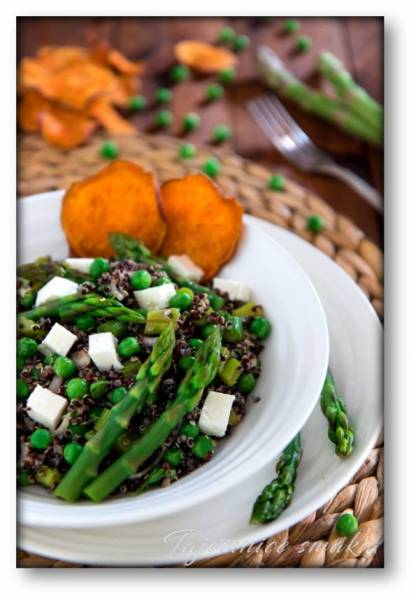 Sałatka czarna quinoa  – zielone szparagi  – zielony groszek – feta  – chipsy z batatów