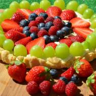 Tarta z kremem budyniowym i owocami