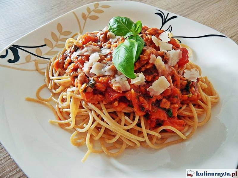 Spaghetti pełnoziarniste z indykiem w sosie pomidorowym