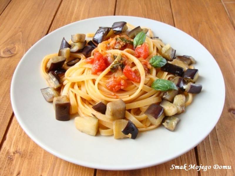 Spaghetti z podsmażonym bakłażanem i czosnkowym sosem pomidorowym