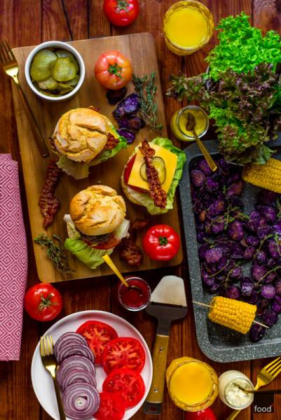 Burger party: cheeseburgery i chipsy z fioletowych ziemniaków