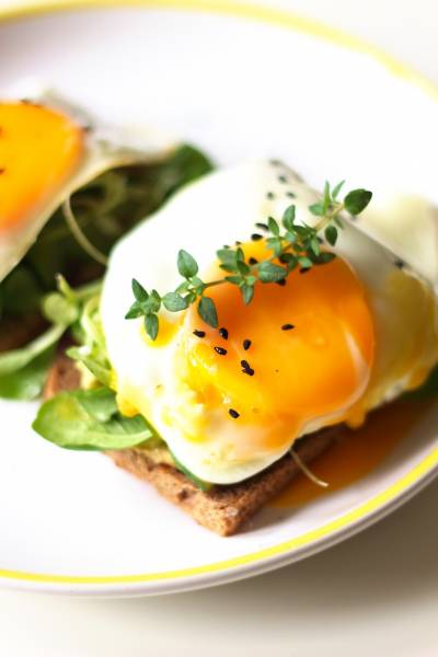 Pomysł na zdrowe śniadanie: pełnoziarniste tosty z awokado i jajkiem