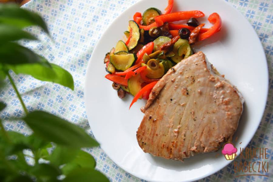 Stek z tuńczyka z warzywami